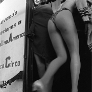 Circo Magnum / La trapecista Esmeralda espera para cambiarse, en Brazo Oriental, Montevideo, el 15 de octubre de 1995.